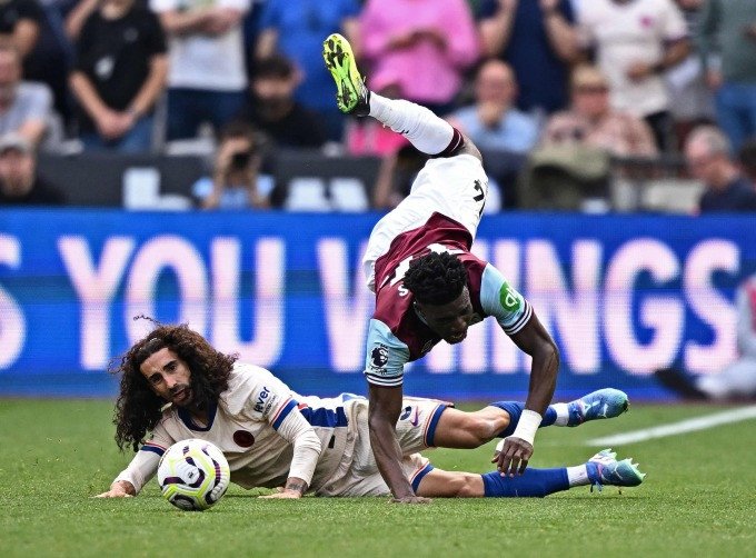 Hậu vệ Chelsea Marc Cucurella cản phá thành công một pha đi bóng của tiền đạo West Ham Mohamed Kudus. Ảnh: Reuters